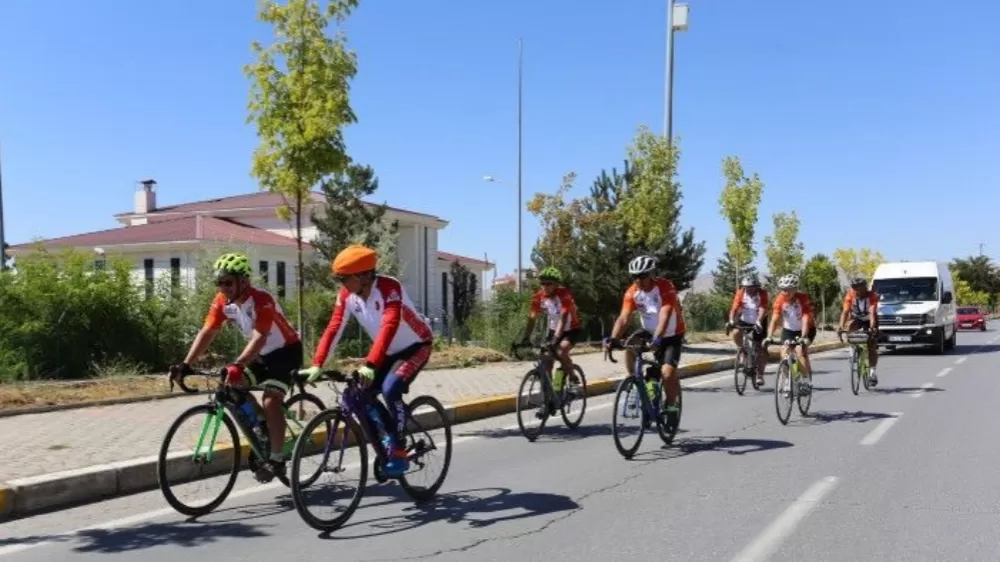 Patnos'a gelen Türk ve ABD'li bisikletlilerden eğitime destek