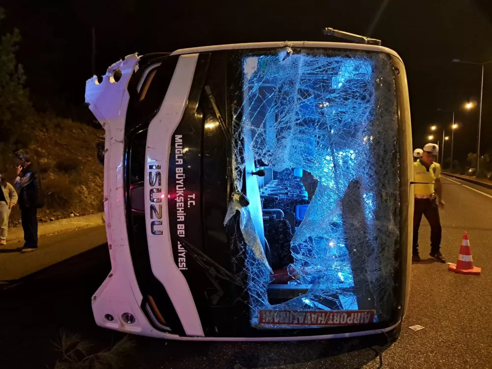 Muğla Menteşe'de havalimanı otobüsü devrildi 5 yaralı