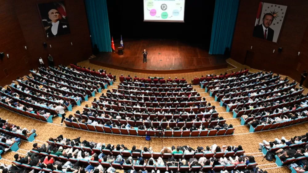 Rektör Savaş yeni öğrencilerle bir araya geldi