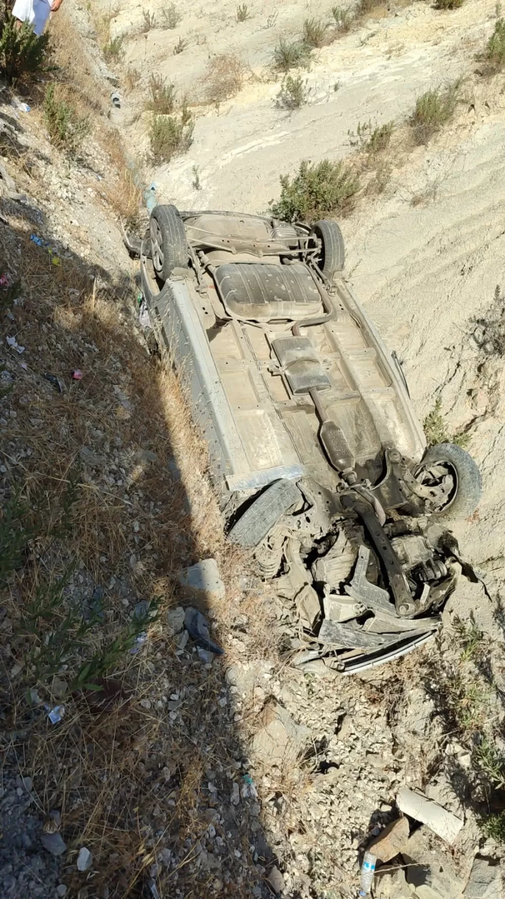 Antalya'da kaza otomobil şarampole devrildi