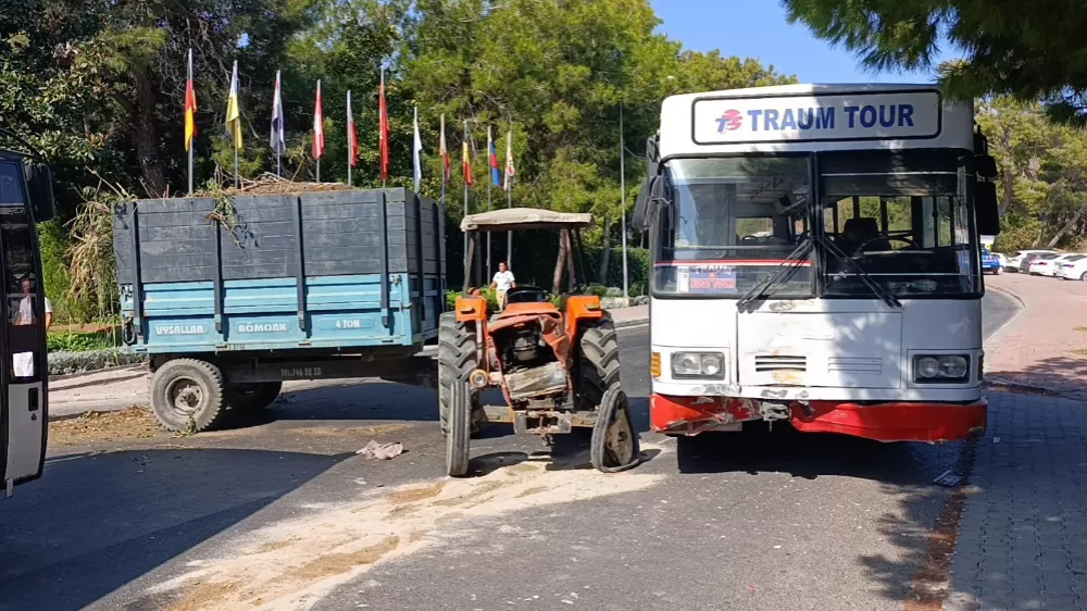 Safari için yolcu toplayan otobüs ile otelden çıkan traktör çarpıştı 1'i turist 2 yaralı