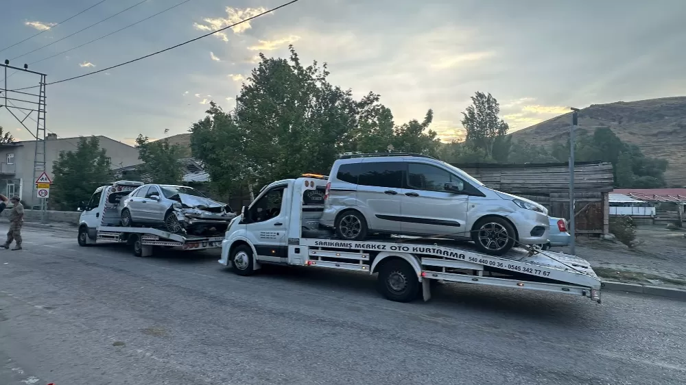 Sarıkamış'ta zincirleme trafik kazası!  1’i çocuk 5 kişi yaralandı