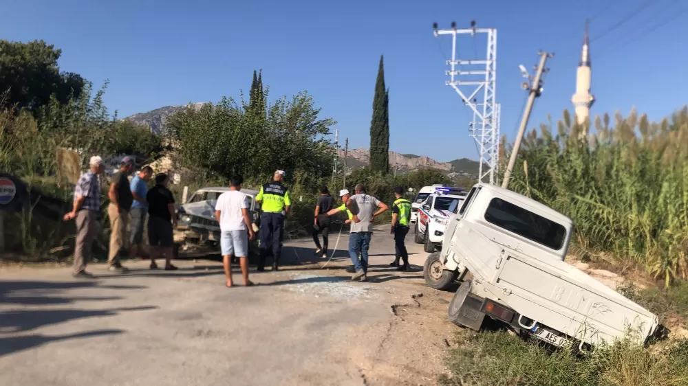 Serik'te otomobil ile kamyonet kafa kafaya çarpıştı: 2 yaralı