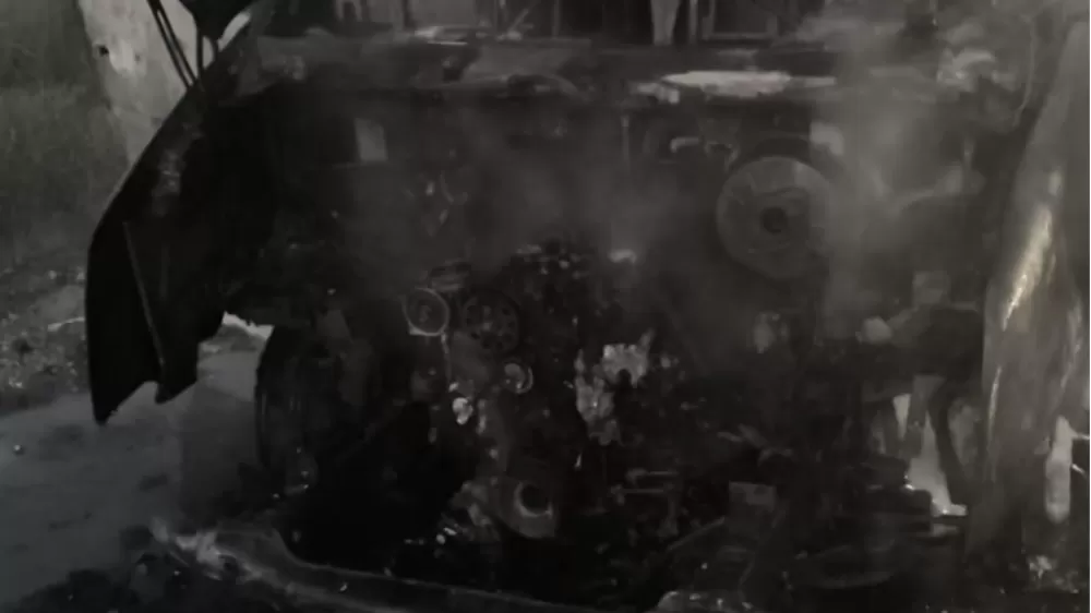 Serik’te seyir halindeki tur minibüsü yangında kullanılamaz hale geldi