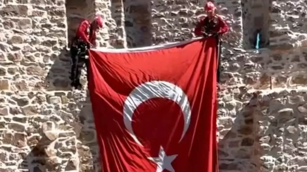 Sosyal medyada gündem olan bayrağa jandarma sahip çıktı