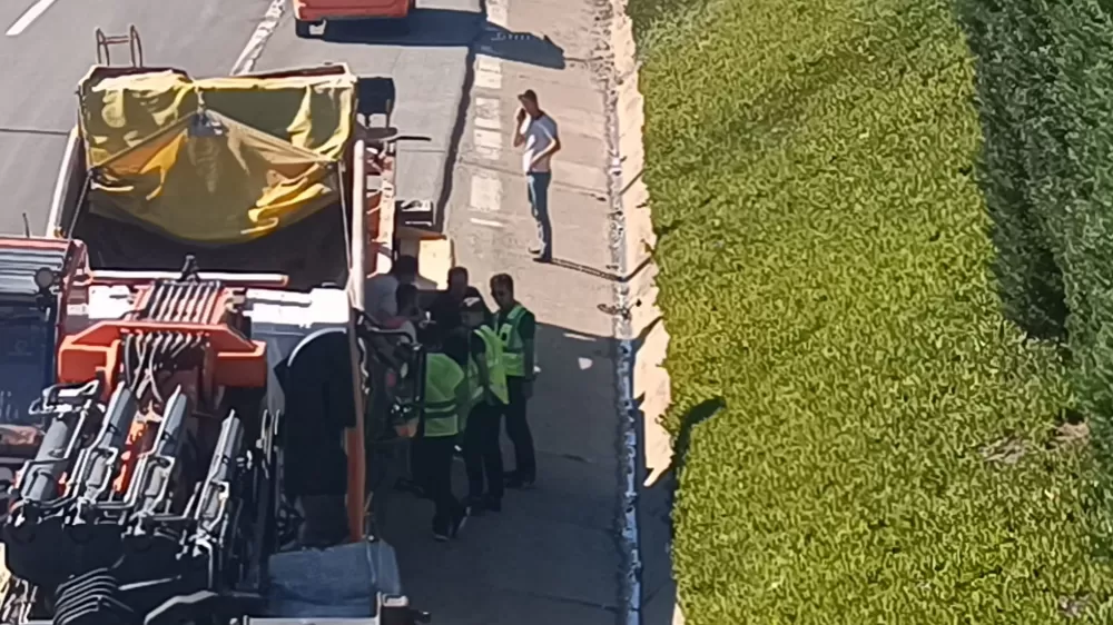 Sultanbeyli'de hafriyat kamyonu dorsesi üst geçide çarptı