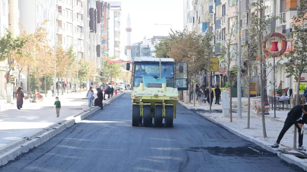 Suvaroğlu Caddesi’nde sıcak asfalt serimi yapılıyor