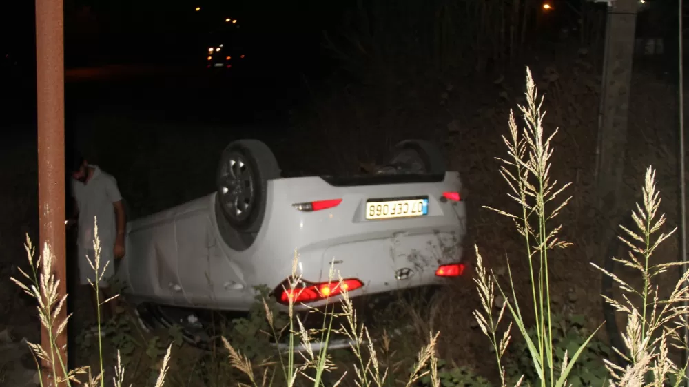 Takla atan araçtan burnu kanamadan çıktılar