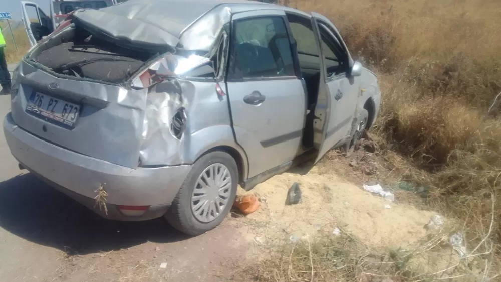 Tarım arazisine devrilen otomobilde 4 kişi yaralandı