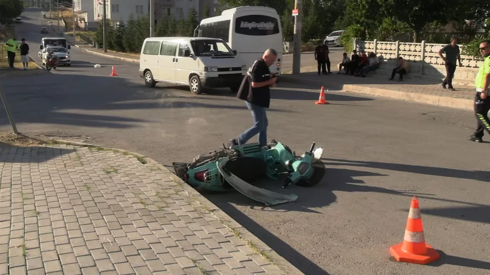 Tavşanlı'da minibüs ile otomobil çarpıştı