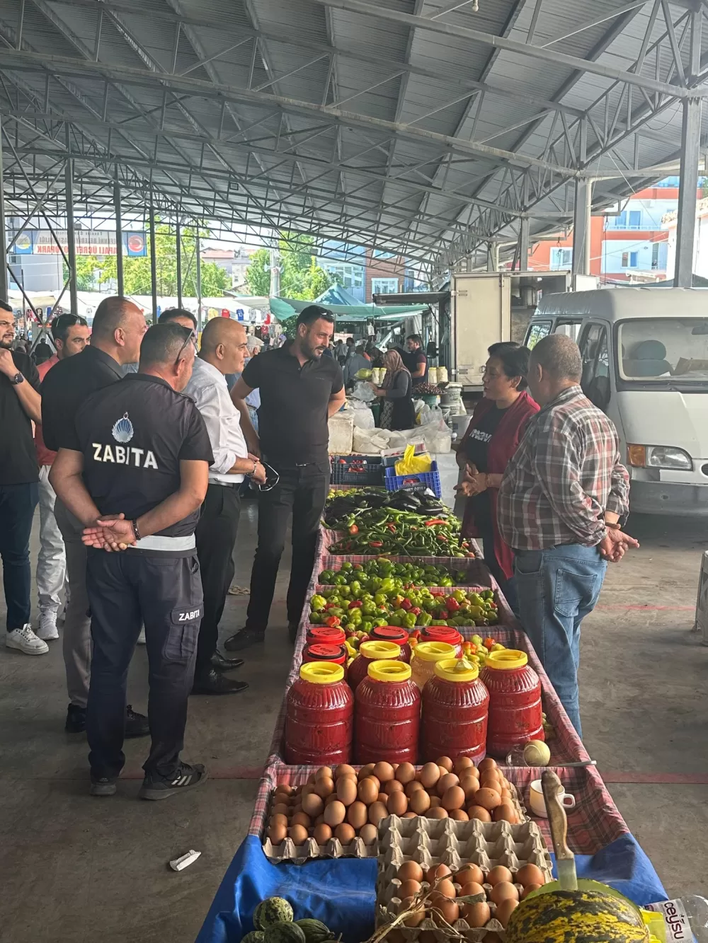 Tefenni’de halkın nabzı pazar yerinde tutuldu Başkan Alagöz vatandaşla buluştu