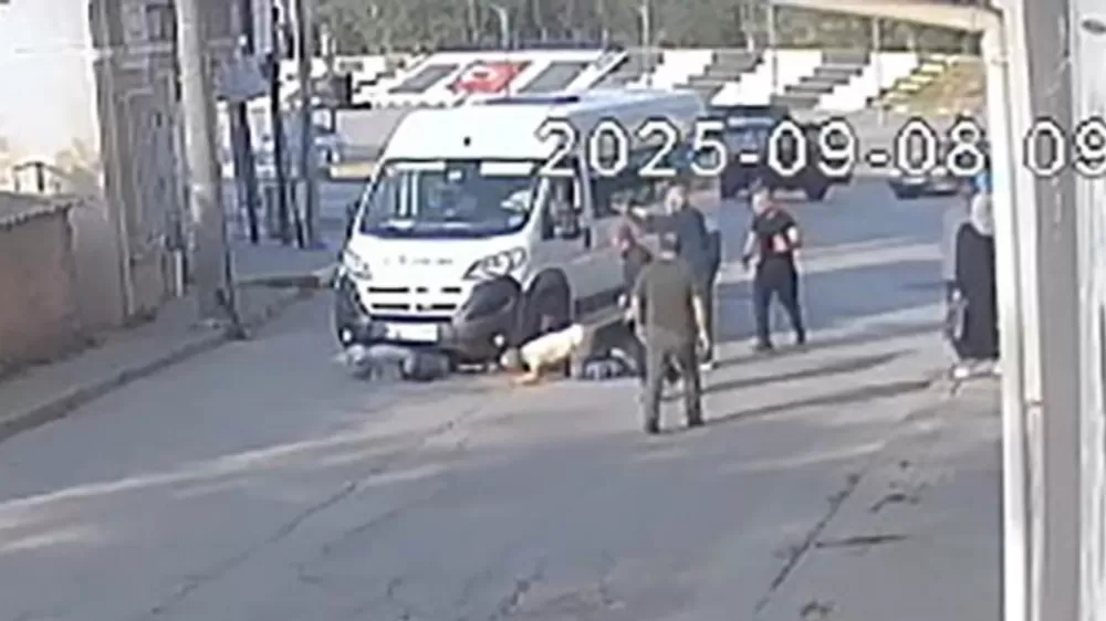 Tekirdağ Saray'da  okul yolunda feci kaza: Anne ve oğlu işçi servisinin altında kaldı