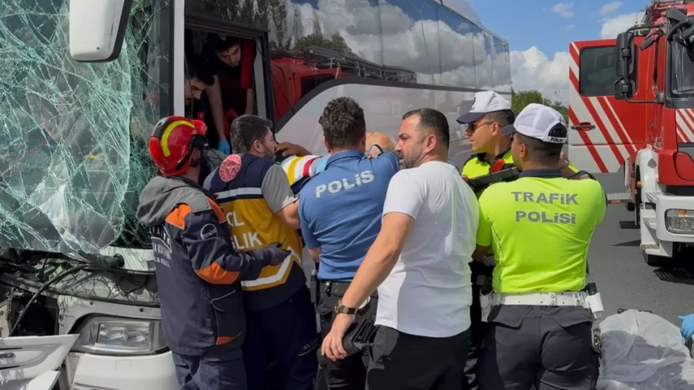 TEM Otoyolunda trafik kazası! Sürücü araçta sıkıştı
