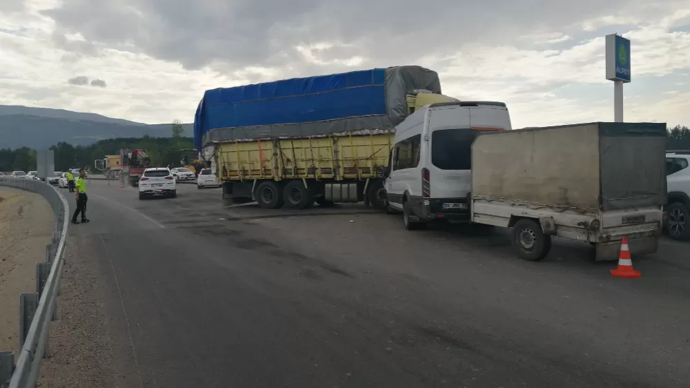 Tokat-Niksar karayolunda trafik kazası! Kamyon ile minibüs çarpıştı