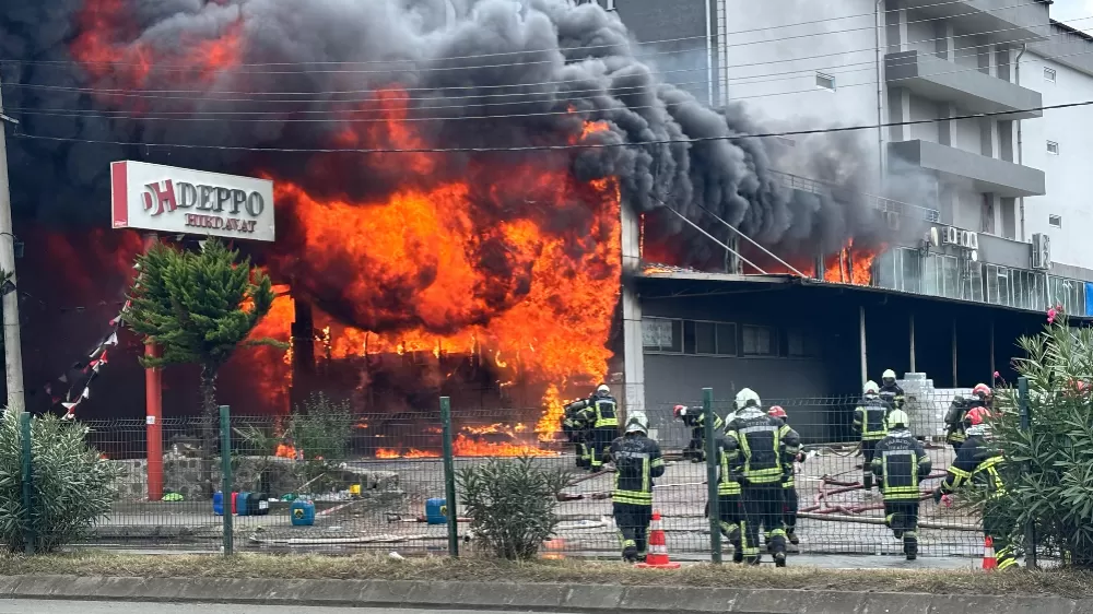 Trabzon'da söndürme çalışmaları sırasında yangın yeniden alevlenerek tüm binayı sardı