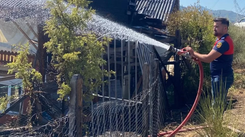 Türkeli'de anız yangını eve sıçradı