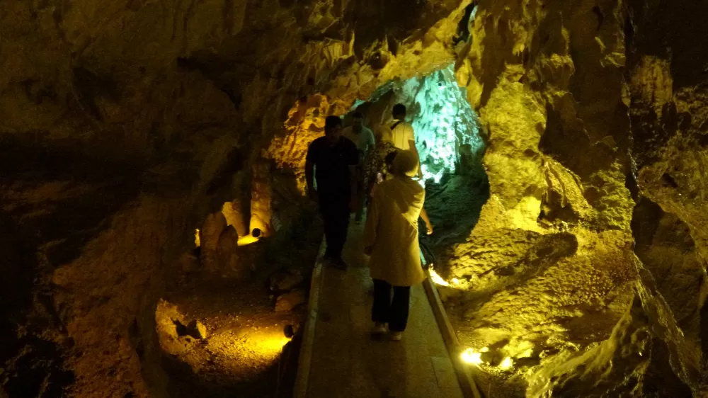 Türkiye'nin ilk turistik mağarası olan İnsuyu Mağarası  suyunu kaybetse de ziyaretçi akını sürüyor 