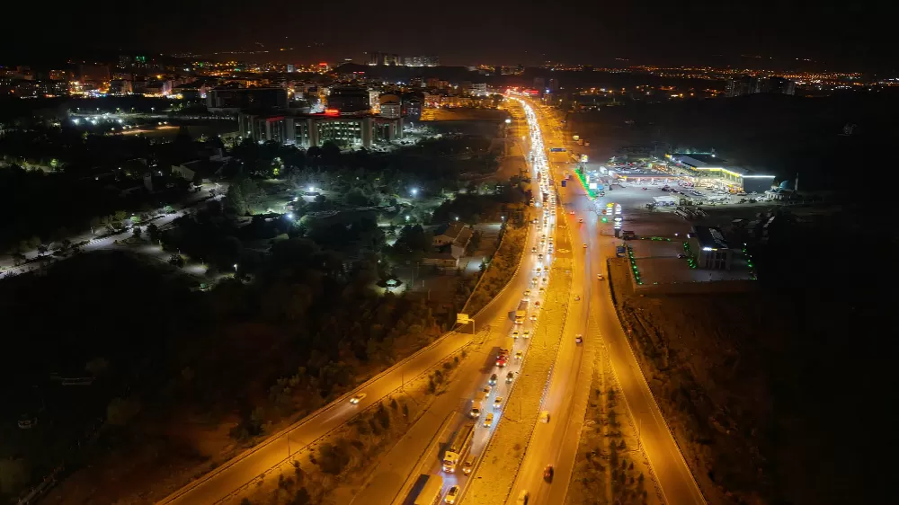 Ulaşımda 43 ilin geçiş güzergahındaki "kilit kavşak" Kırıkkale'de, hafta sonu yaşanan trafik yoğunluğu havadan görüntülendi.