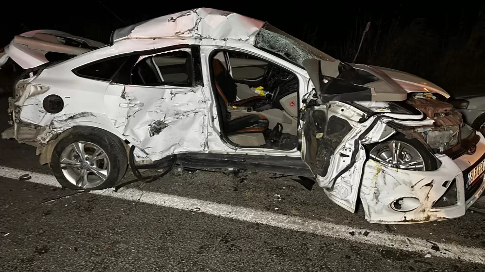  Uşak'ta tır ile otomobil çarpıştı 1 ölü, 1 yaralı