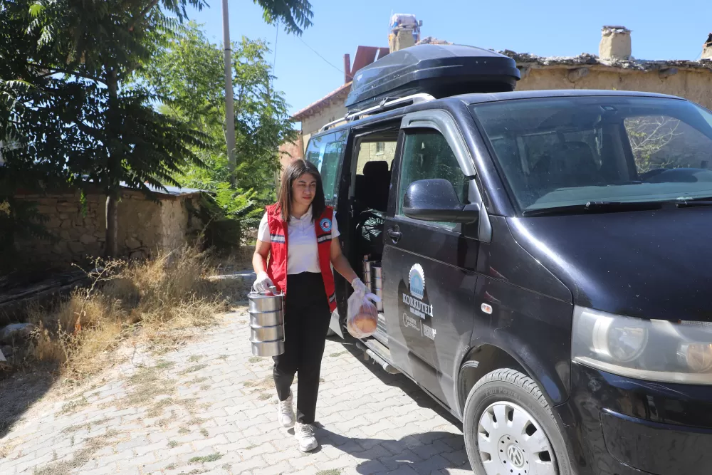 Korkuteli’de 258 haneye sıcak yemek! Saniye Başkan ihtiyaç sahiplerinin yanında
