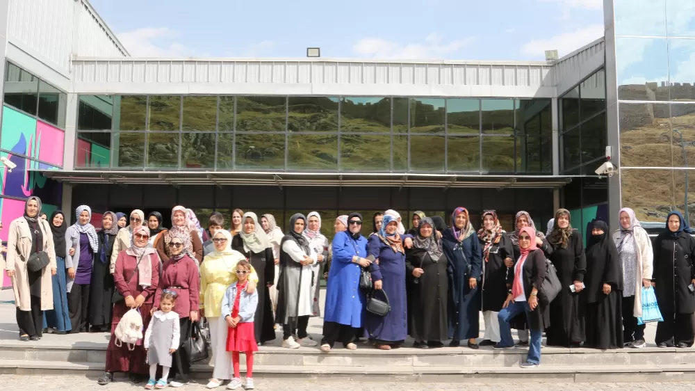 Vanlı kadın ve çocuklar müzeyi gezerek tarihi eserleri görme fırsatı buldular