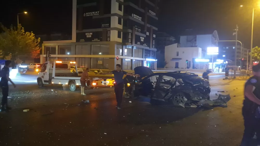 Antalya'da iki otomobil çarpıştı Sürücü araçtan fırladı