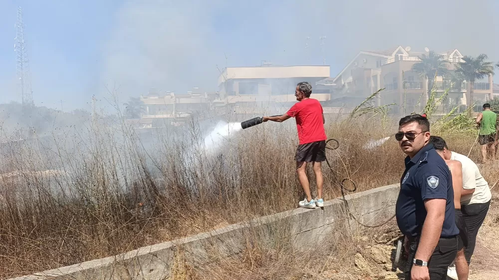Villaları tehdit eden yangına ilk müdahale otel personeli ve müşterinden geldi