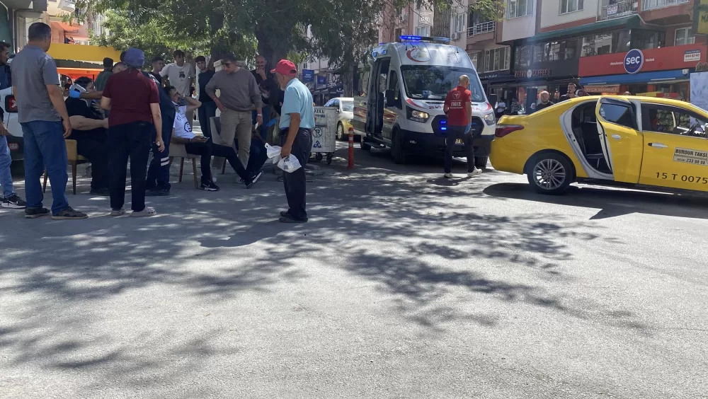 Burdur'da ticari taksi ile otomobil çarpıştı 3 yaralı