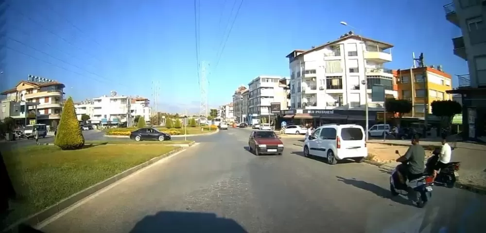 Ambulans şoförünün dikkati 1 dakikada 2 kazayı önledi