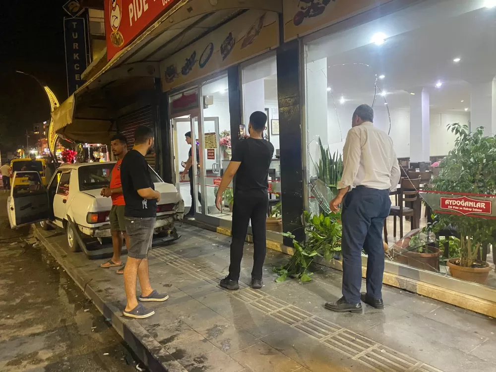 Antalya'da trafik kazası Kamyonetin çarptığı otomobil kaldırıma çıktı