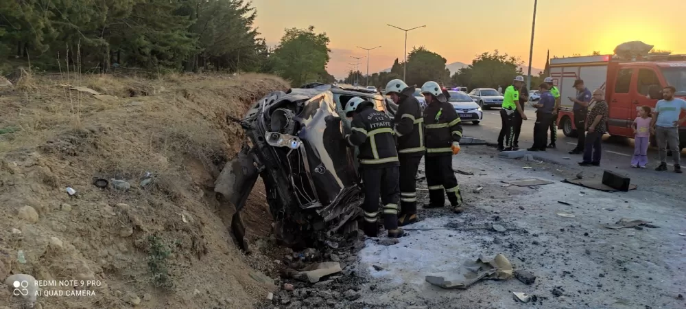 Tefenni-Burdur yolunda toprak kesite çarptı 2 kişi yaralandı