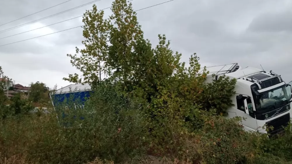 Yağışta yoldan çıkan tır şarampole girdi