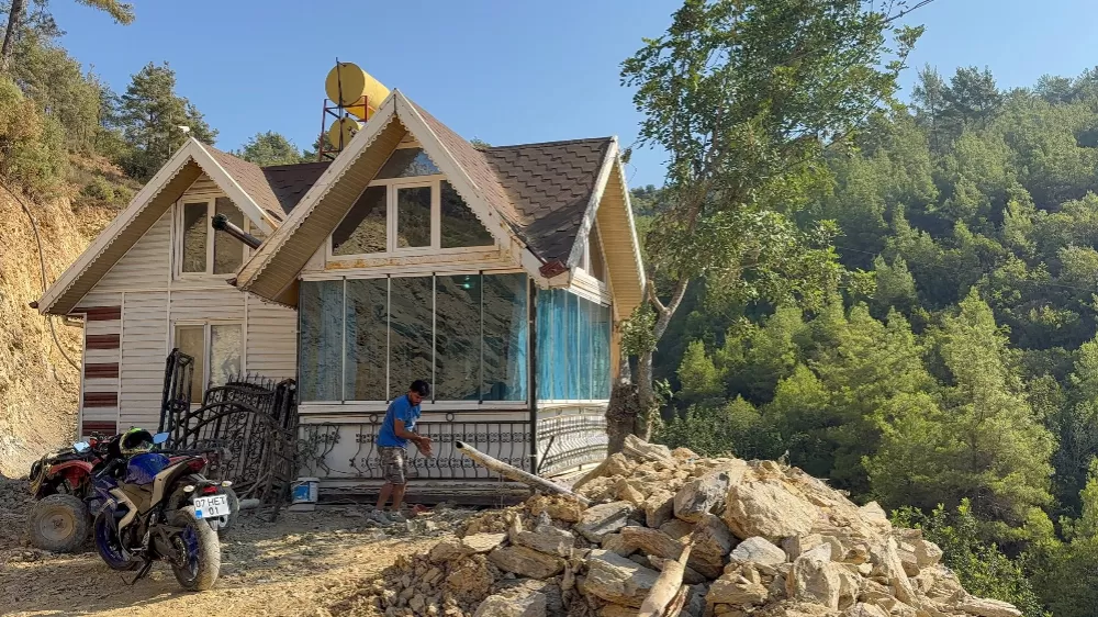 Yıkım kararı çıkan evini 150 metre taşıyıp tapulu arazisine yerleştirdi