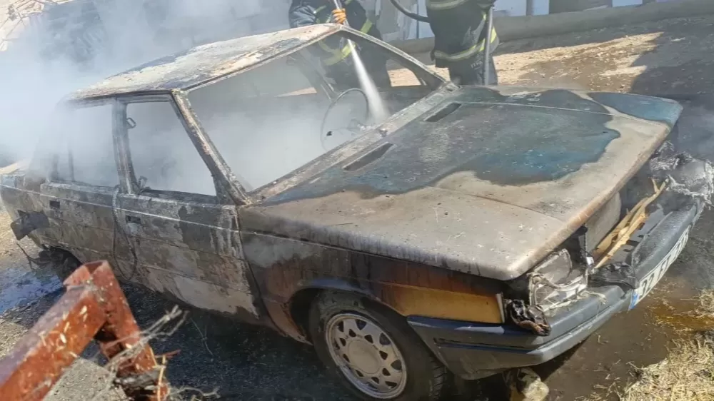 Yolda alev alan otomobil tamamen yanarak kullanılamaz hale geldi