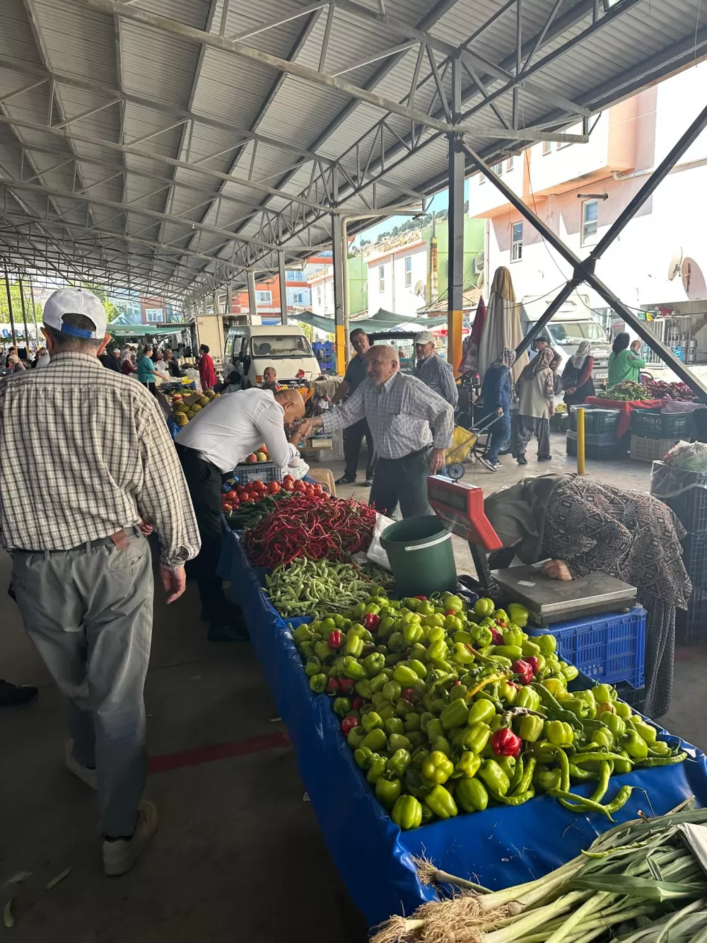 Tefenni’de halkın nabzı pazar yerinde tutuldu Başkan Alagöz vatandaşla buluştu