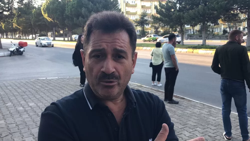 Kaza sonrası motosikletiyle yola savrulan genç kız gözyaşlarıyla hastaneye götürüldü