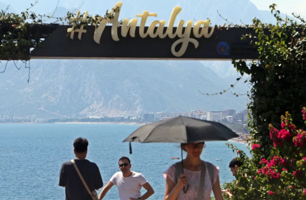 Okullar açıldı, dünyaca ünlü sahildeki yoğunluk yarı yarıya düştü