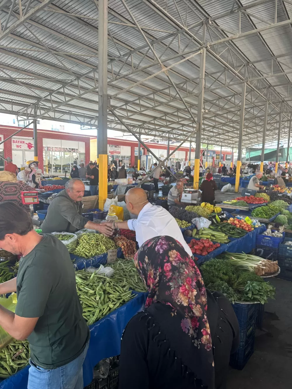 Tefenni’de halkın nabzı pazar yerinde tutuldu Başkan Alagöz vatandaşla buluştu