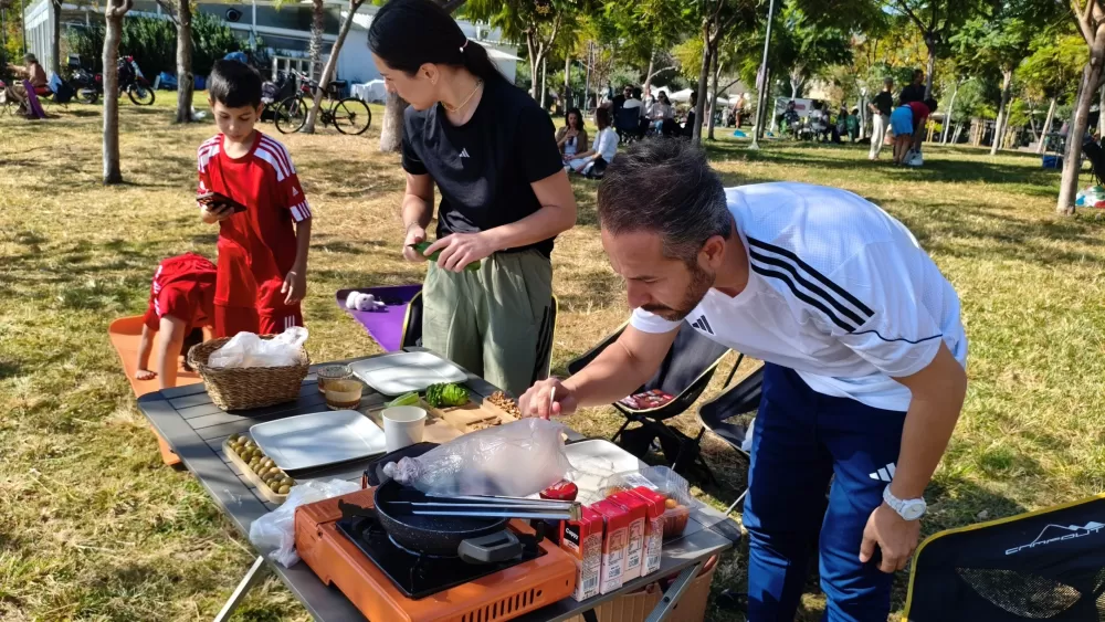 Hava sıcaklığı 26 dereceye çıktı, Antalya Konyaaltı sahili doldu