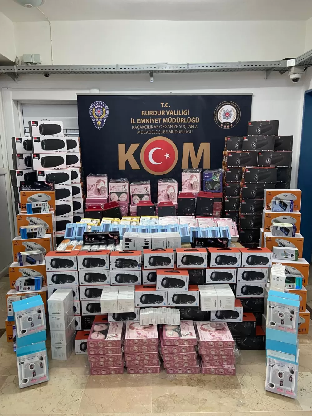 Burdur’da bir ayda yüz binlerce kaçak ürün ele geçirildi