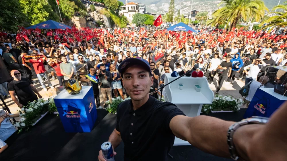  3'üncü kez Dünya Şampiyonu olan Toprak Razgatlıoğlu, memleketi Alanya'da coşkuyla karşılandı