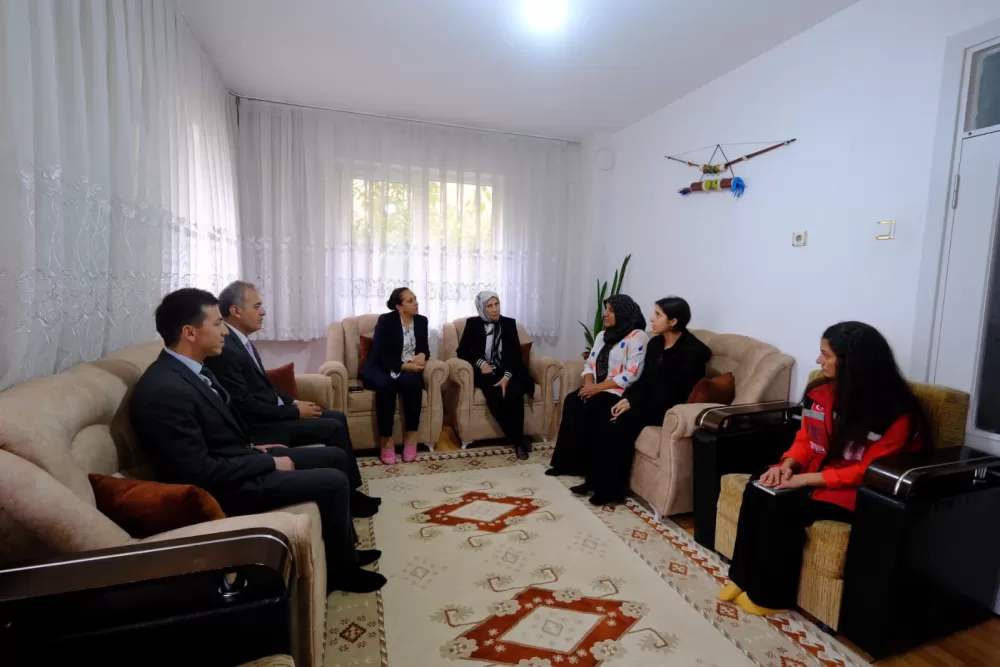 Burdur Valisi Bilgihan'dan ailelere anlamlı ziyaret