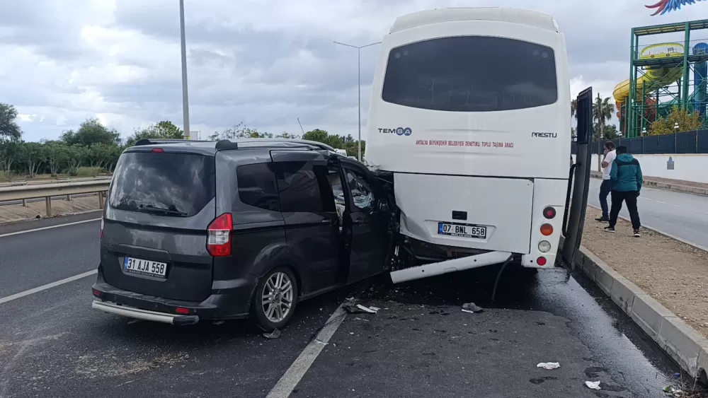 Antalya'da hafif ticari araç midibüse çarptı: 1'i ağır 2 yaralı
