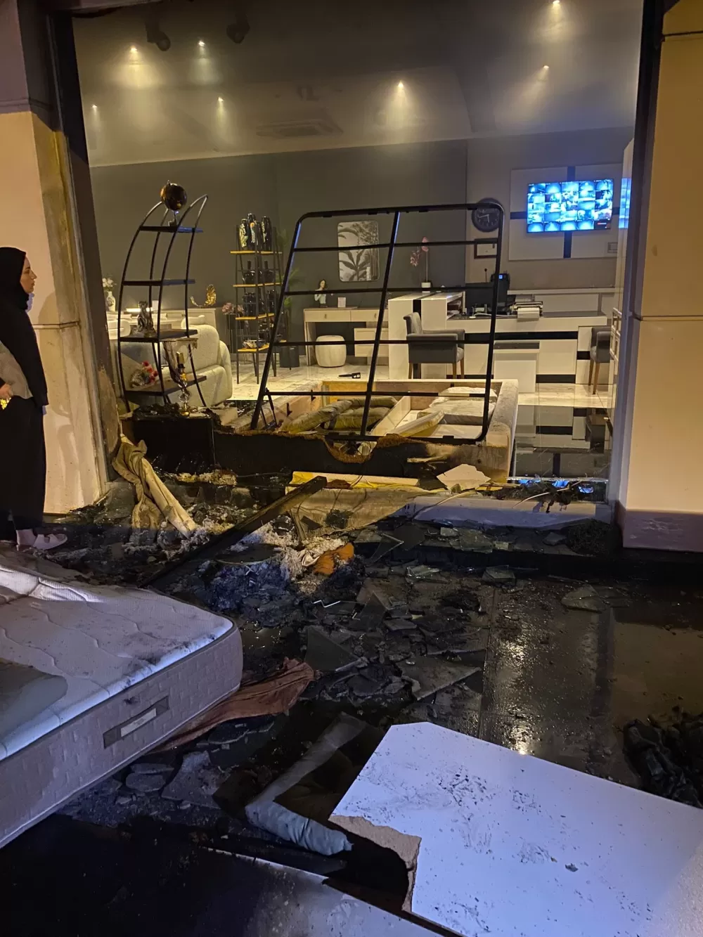 Antalya Alanya’da mobilya dükkanını ve minibüsü ateşe veren kadın tutuklandı