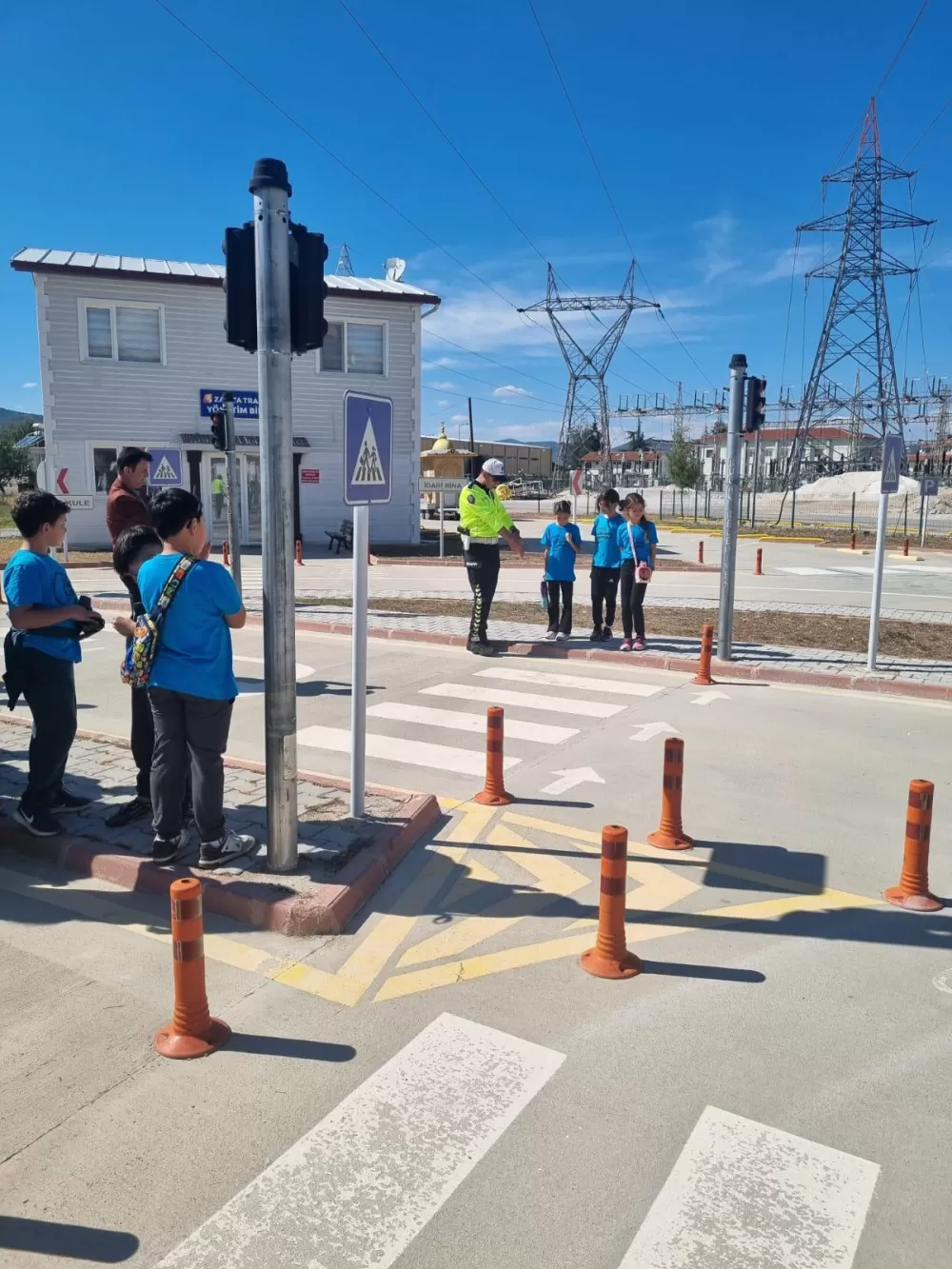 Bucak'ta minik öğrencilere trafik güvenliği eğitimi