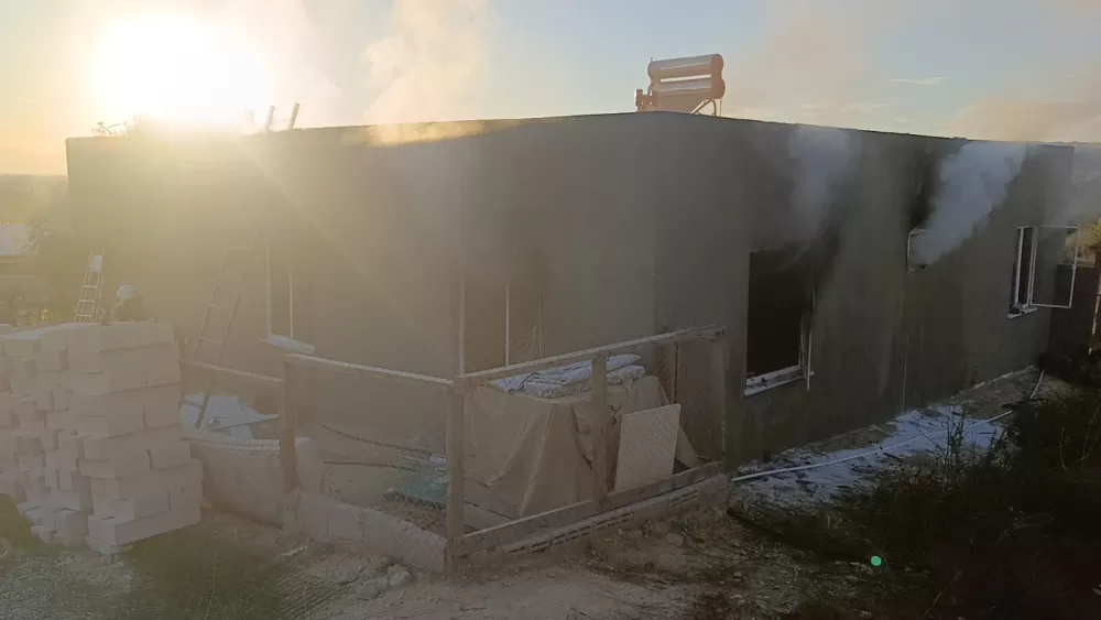 Yangında ev küle döndü, tek teselli kurtarılan muhabbet kuşları oldu