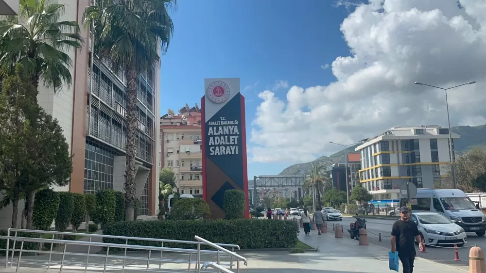 Alanya'da mobilya dükkanını ve kullanılmayan yolcu taşıma servisini ateşe veren kadın yakalandı