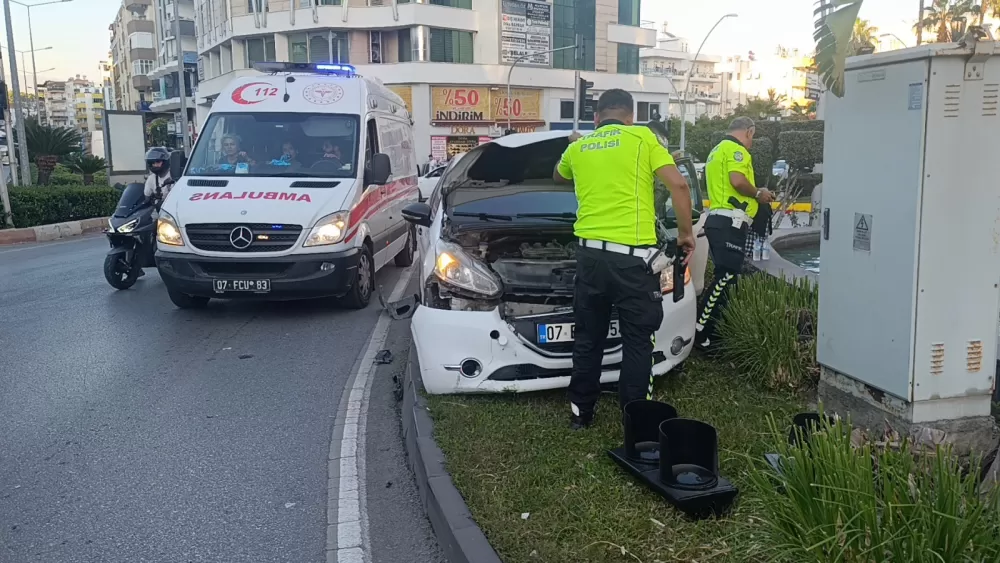 Otomobil refüje çıkıp sinyalizasyon direğini devirdi
