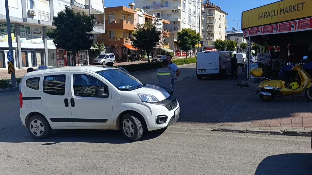 Hafif ticari araç ile motosiklet çarpıştı: 2 yaralı