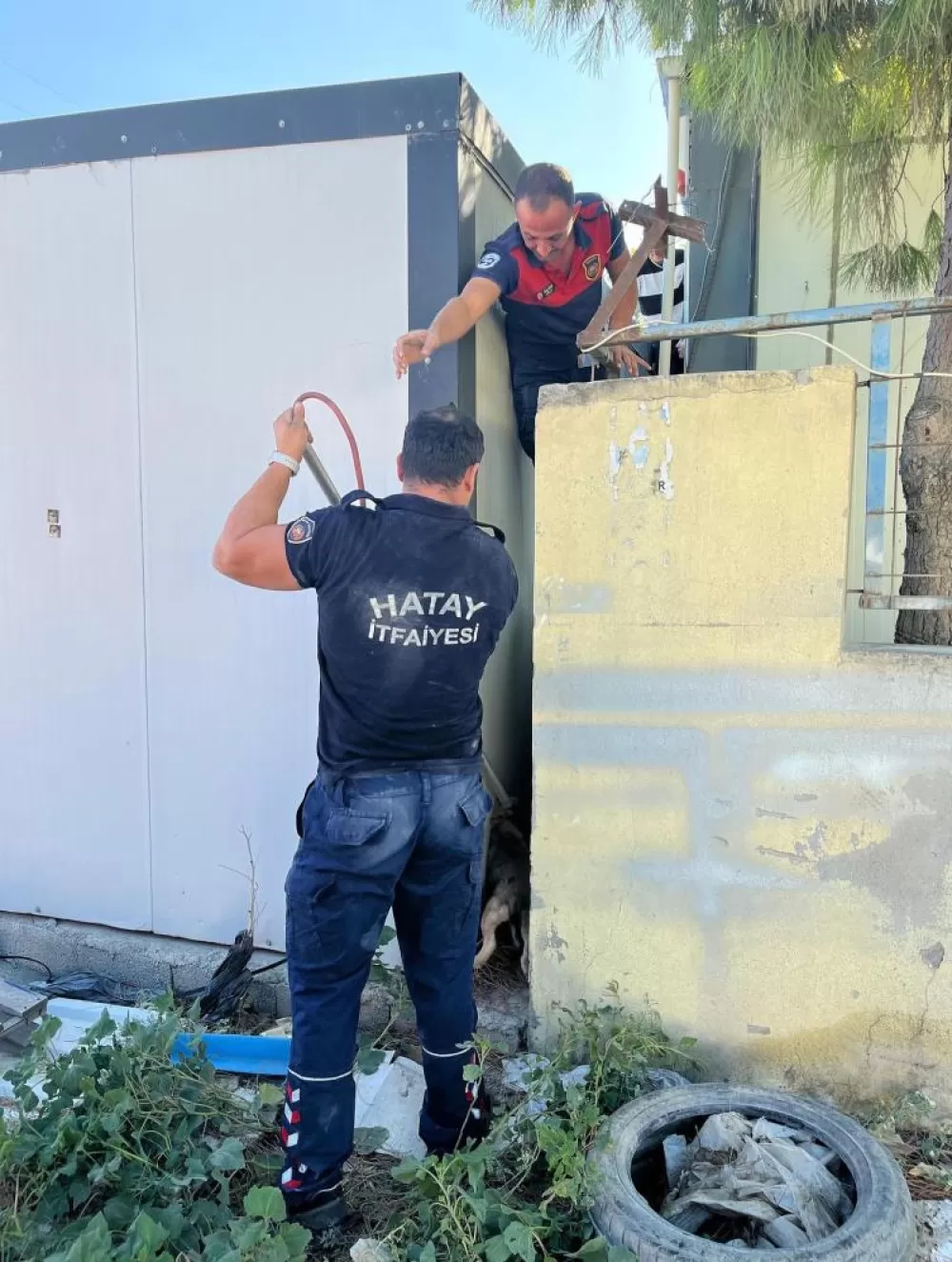 Hatay’da yürekleri ısıtan kurtarma! Sıkıştığı yerden çıkarıldı